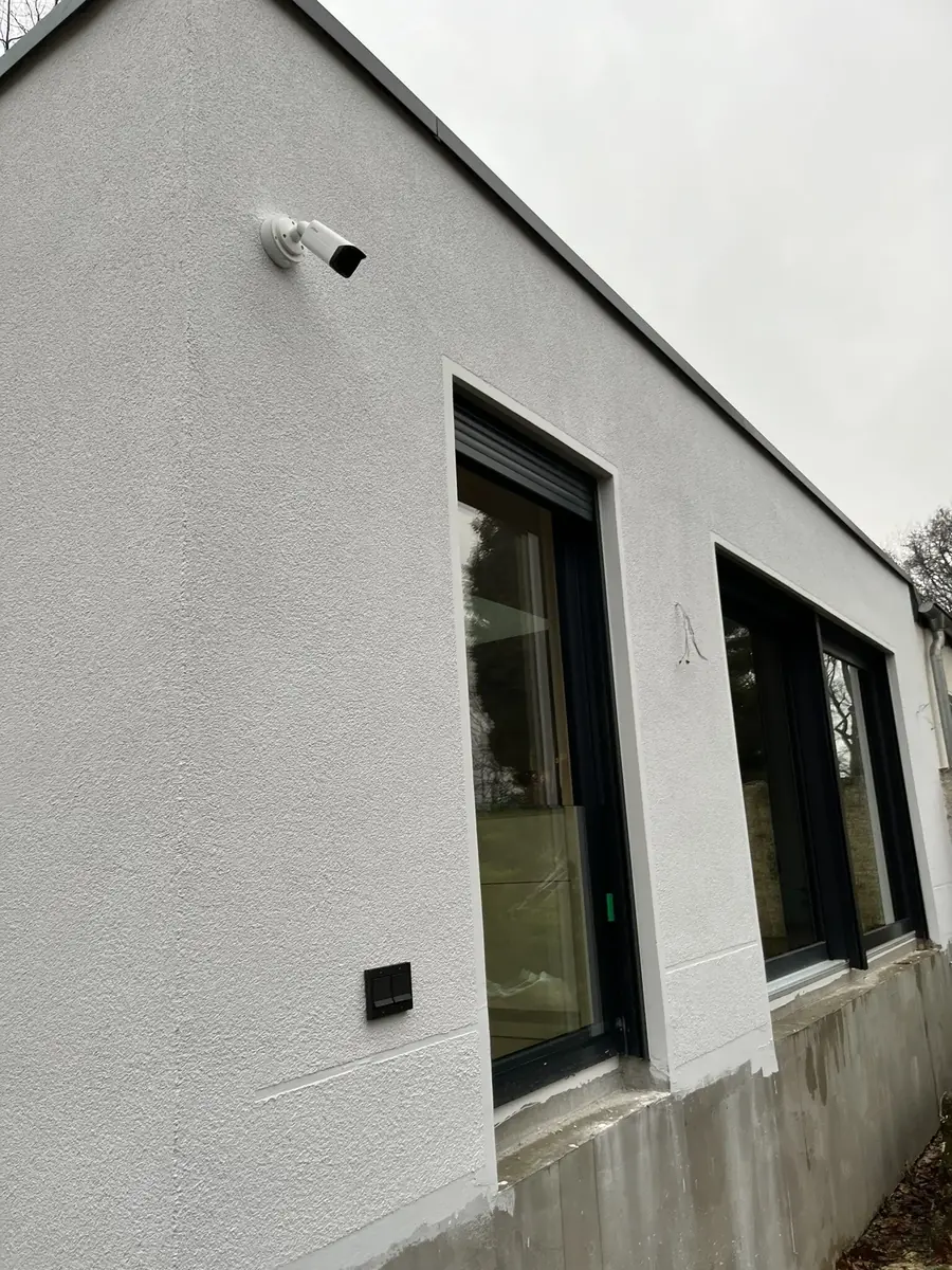 Videoüberwachung Referenz mit Kamera an einem Gebäude für Privat und Gewerbe