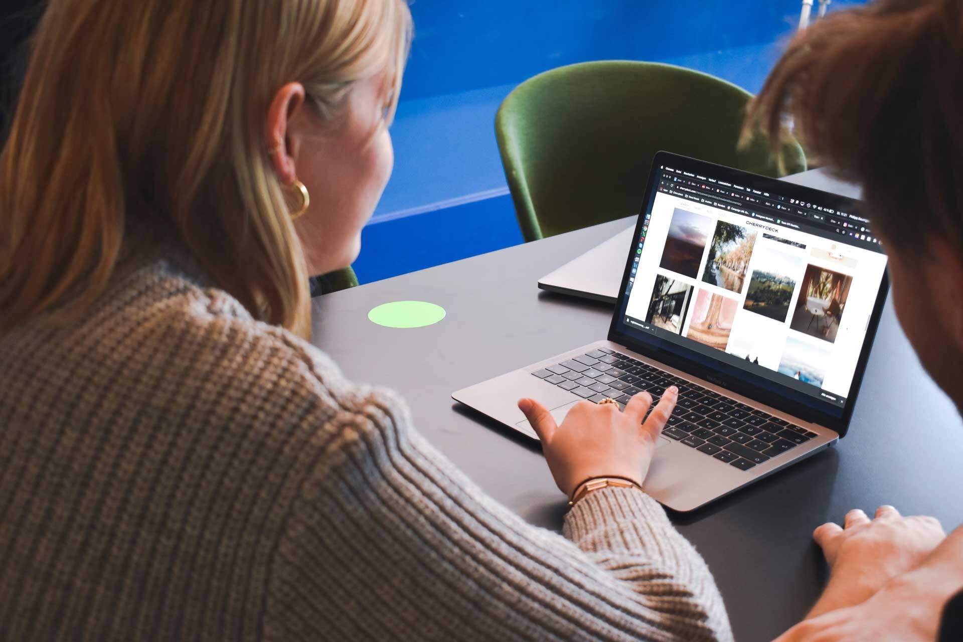 pic-2.jpg Kameraansichten und Videoprüfung auf einem Laptop
