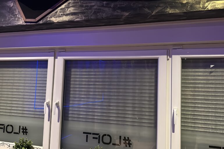 Montierte Kameras oberhalb einer Fensterfront