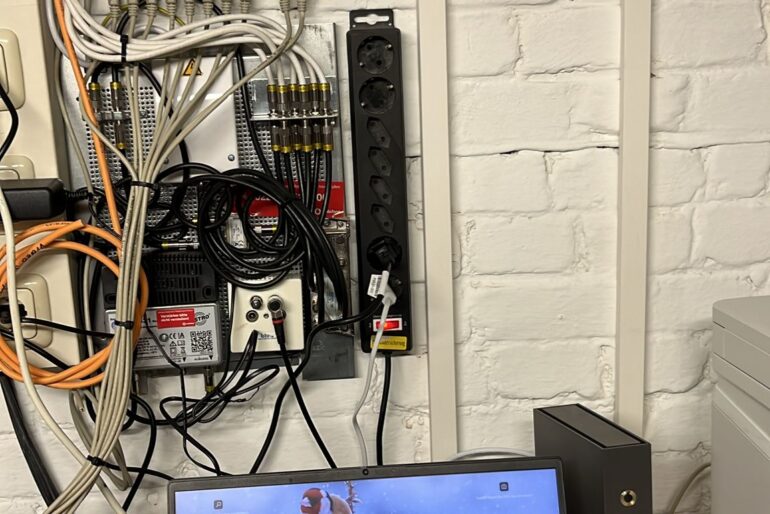 Alarmzentralen und angeschlossener Service-Laptop im Technikbereich