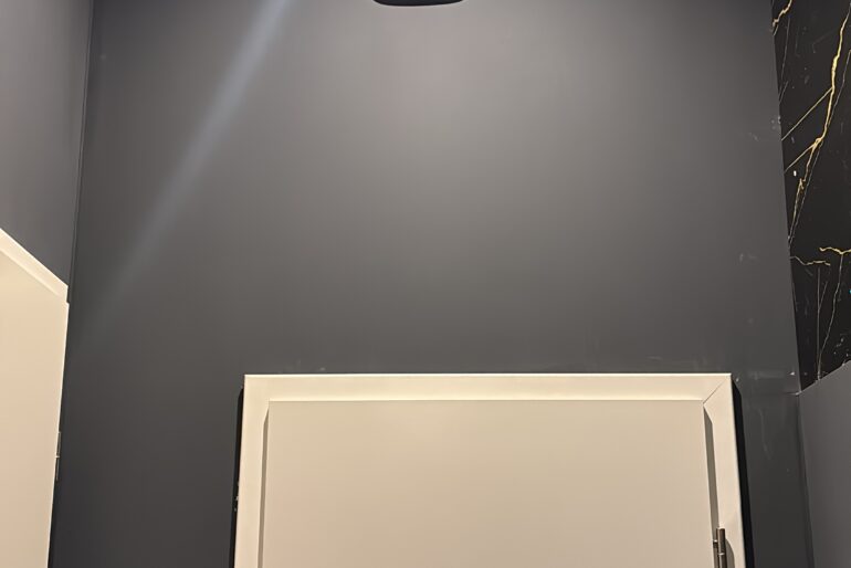 Montierte Alarmkomponente oberhalb einer Innentür