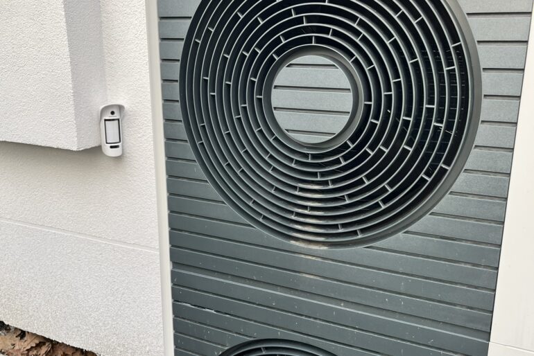 Montierte Außensirene an der Fassade eines Wohnhauses