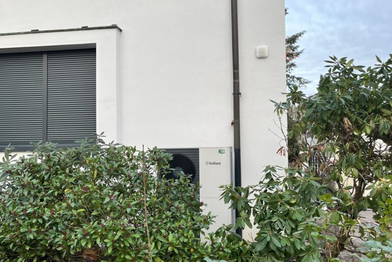 Montierte Außensirene an der Fassade eines Wohnhauses
