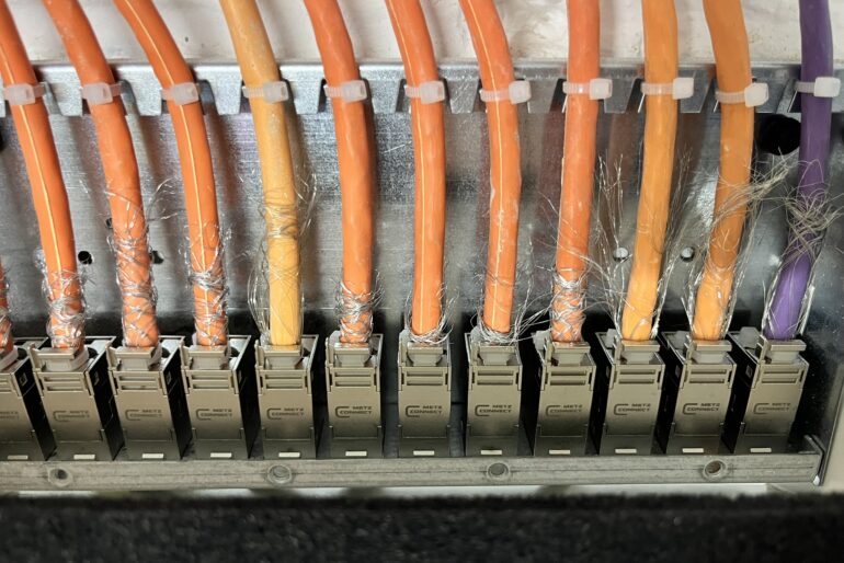 Detailansicht einer strukturierten Leitungsführung im Technikverteiler