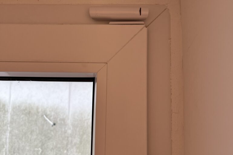 Montierter Kontaktmelder an einem Fenster- oder Türrahmen