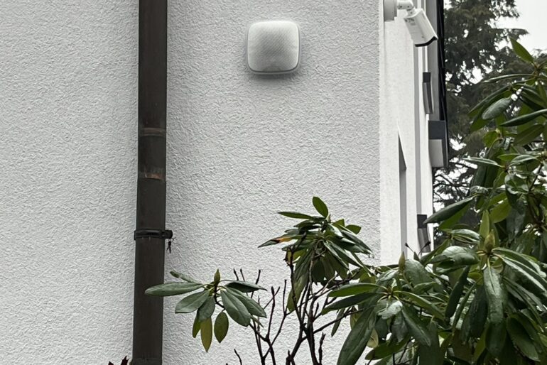 Montierte Außensirene an einer Gebäudeecke