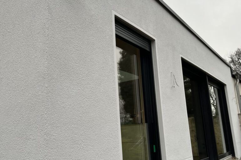Montierte Außenkamera an einer Gebäudefassade