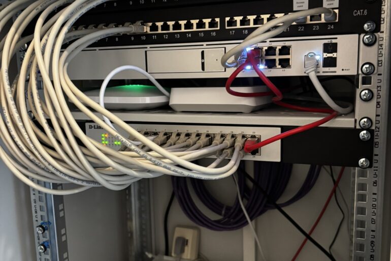 Verkabelter Netzwerkschrank einer Sicherheitsinstallation