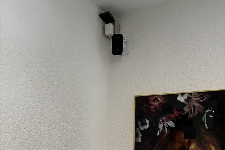 Montierte Kamera in einem überdachten Außenbereich