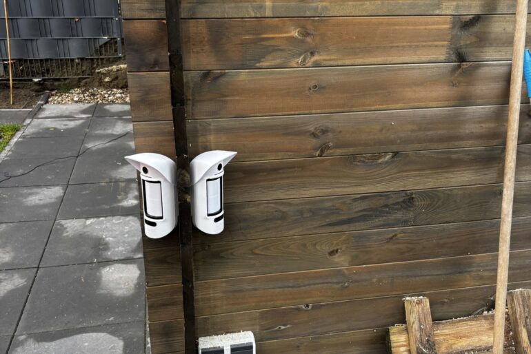 Montierte Bedienkomponenten an einer Außenwand aus Holz