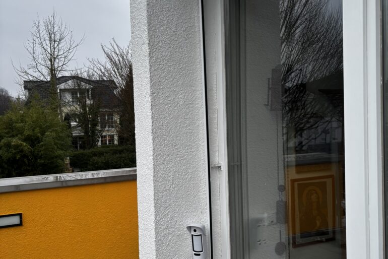 Montiertes Bedienteil neben einem Terrassenzugang