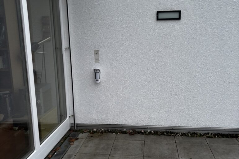 Montierte Alarmkomponente an einer Außenwand im Terrassenbereich