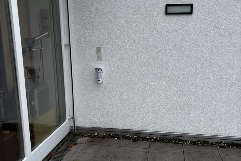 Montiertes Bedienteil neben einer Außentür