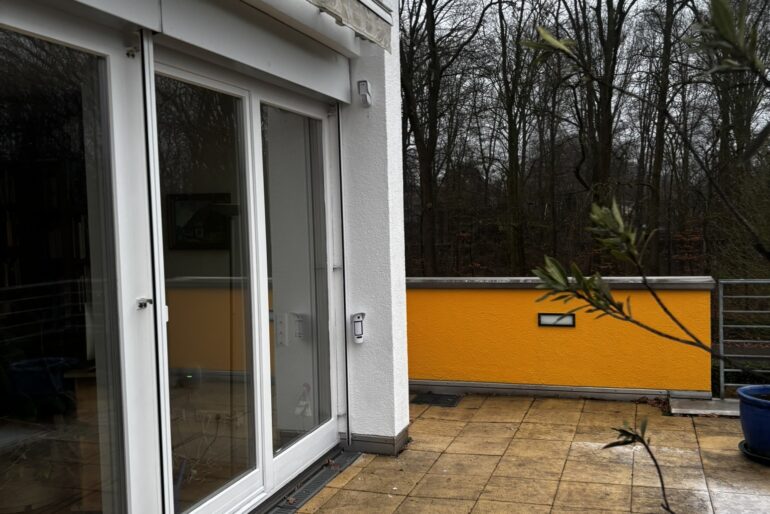 Montierte Alarmkomponente an einer Terrassenwand