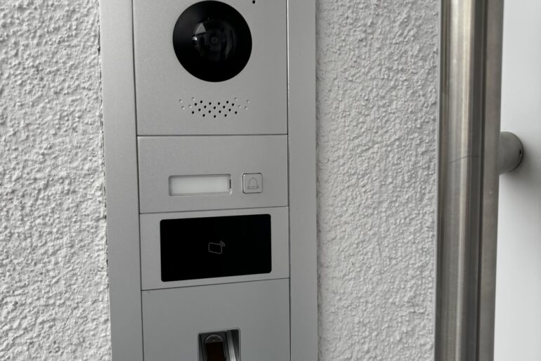 Montierte Video-Türsprechanlage an einer Außenwand