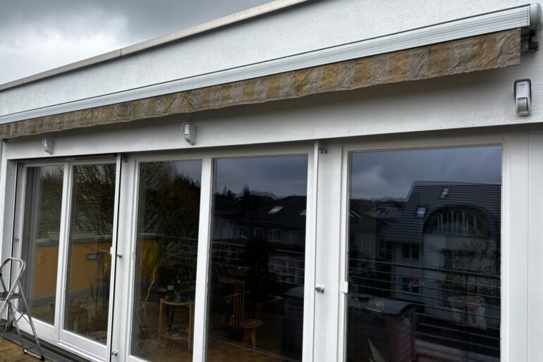 Montierte Sicherheitskomponenten oberhalb einer Fensterfront