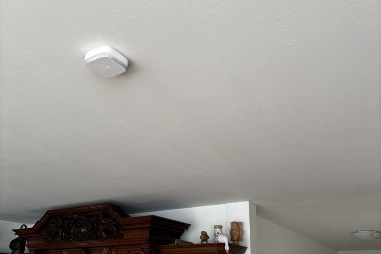 Montierter Melder an einer Decke im Wohnbereich