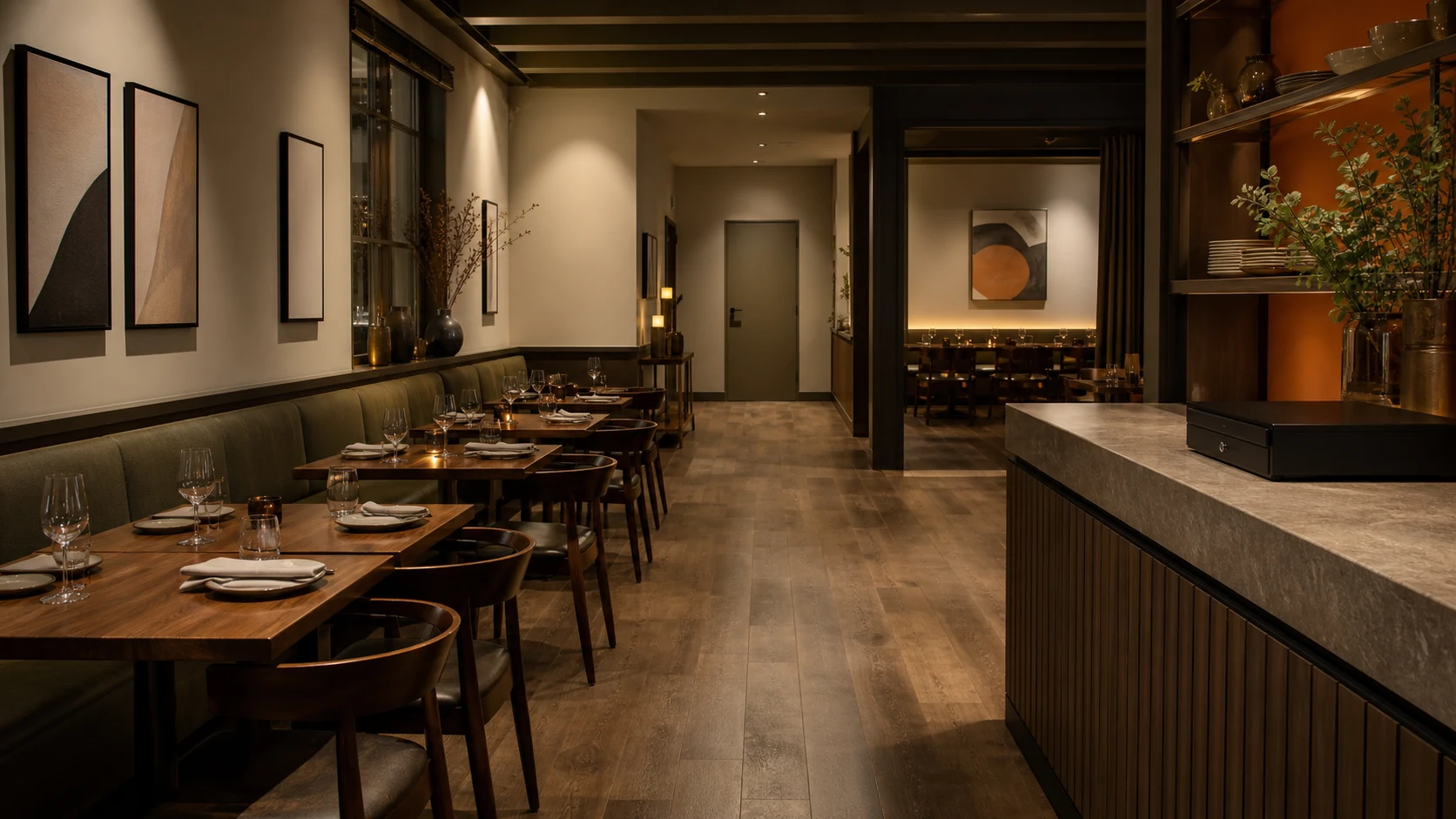 Illustrativer Restaurant-Gastraum nach Betriebsschluss mit neutralem Kassenbereich und Zugang zum Nebenraum