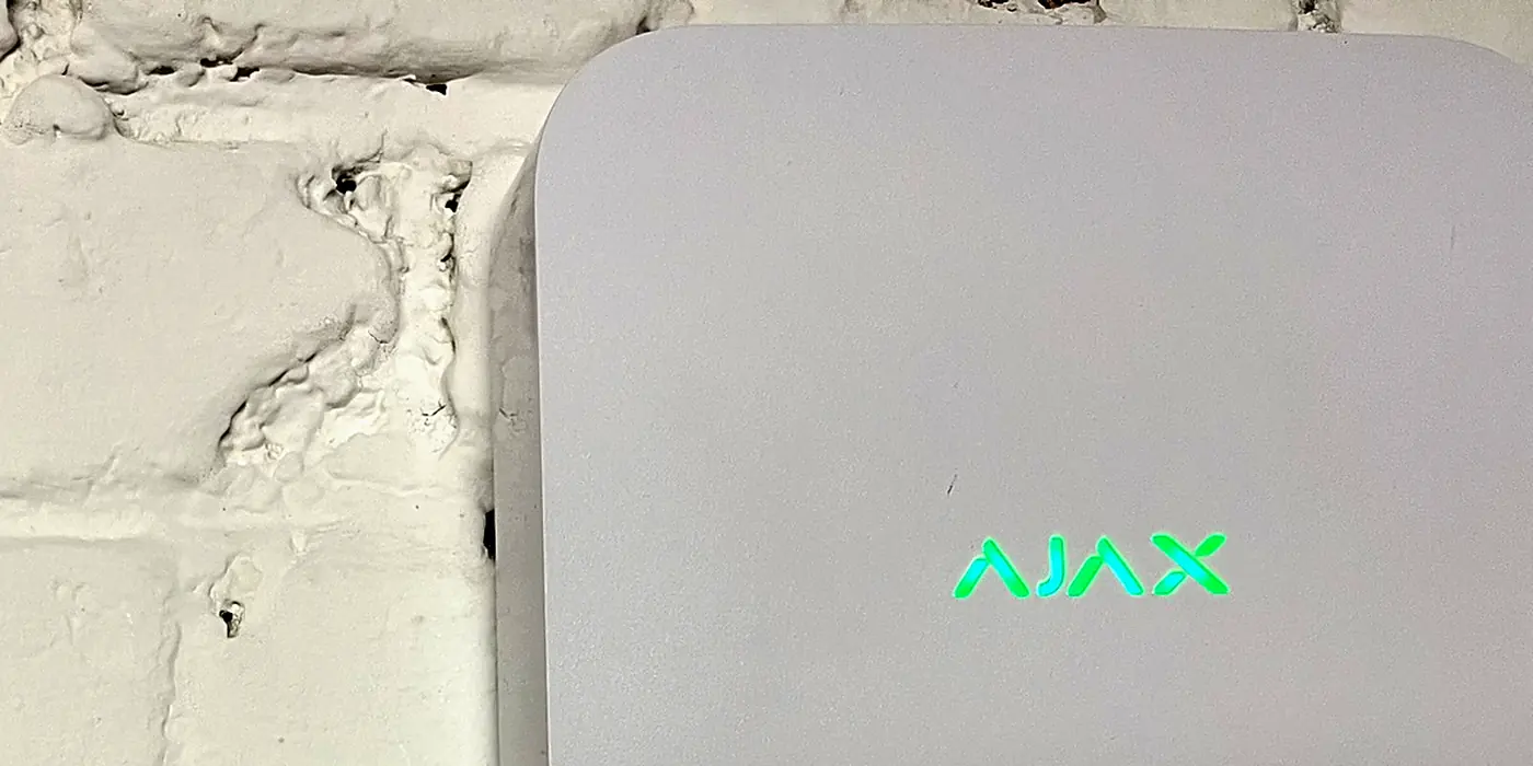 Von Safesmart installierte AJAX Hub-Zentrale einer Alarmanlage