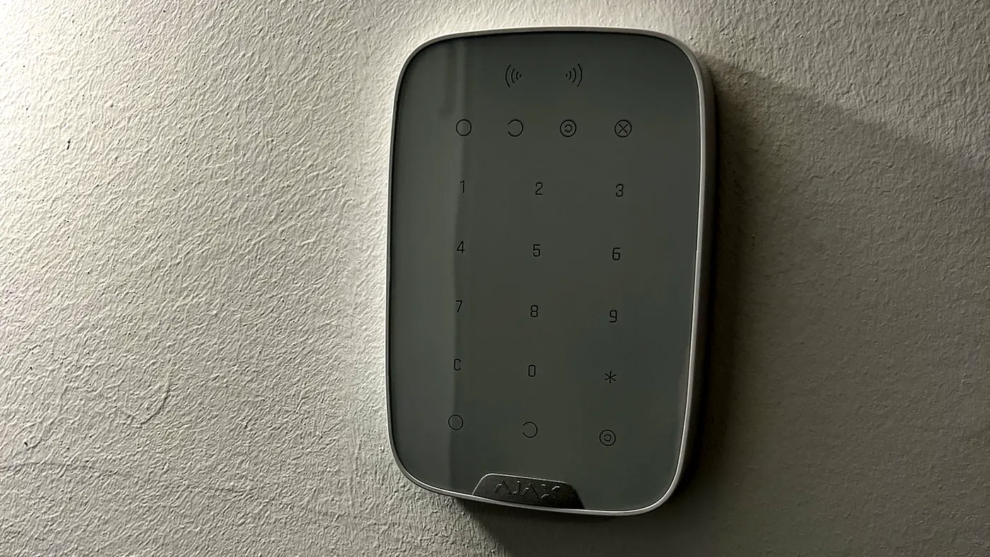 Von Safesmart installiertes AJAX KeyPad zur Bedienung einer Alarmanlage