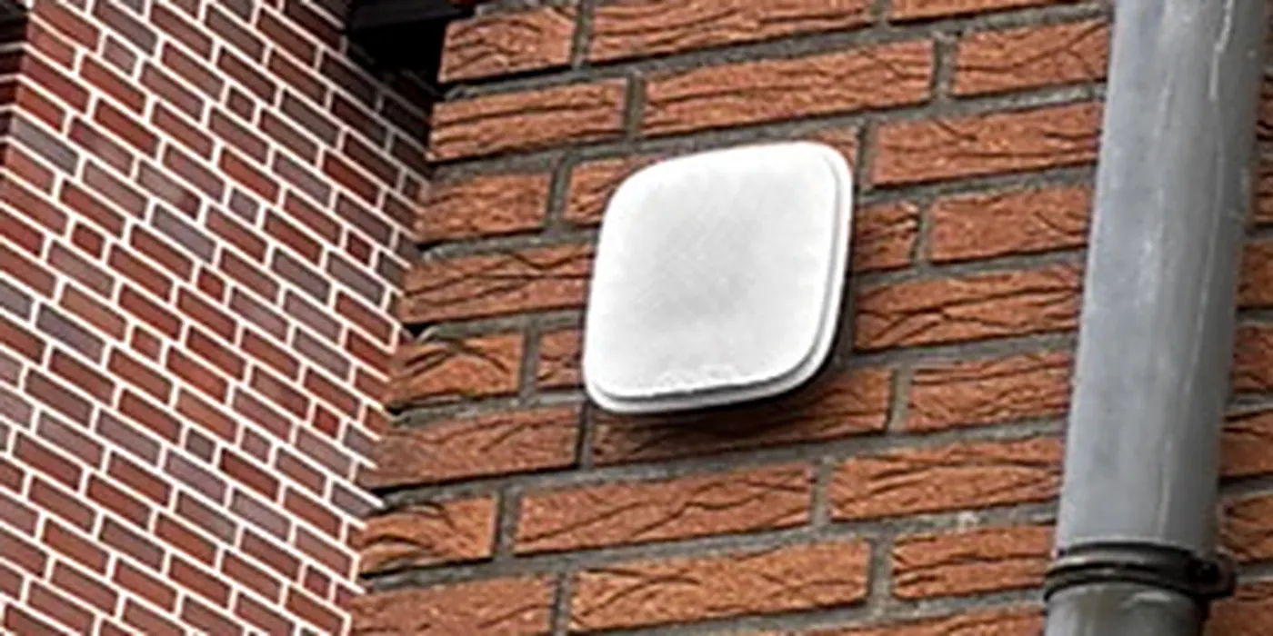 Von Safesmart installierte AJAX StreetSiren an einer Außenfassade