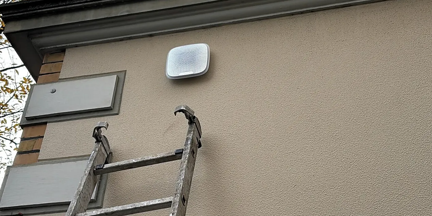 Montierte AJAX StreetSiren mit Leiter bei einer Safesmart Installation