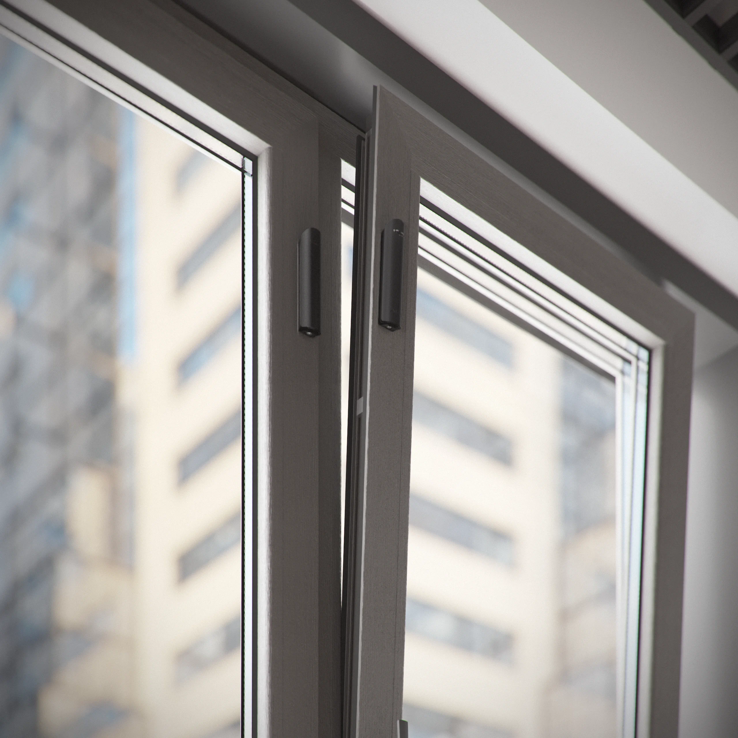 Schwarzer Öffnungsmelder an einem Fenster in einem professionell genutzten Objekt