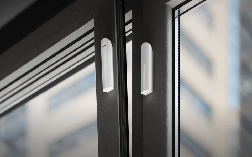 AJAX DoorProtect Fensterkontakt an einem Fenster