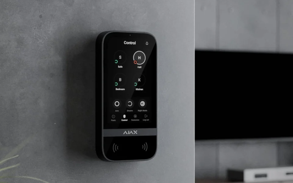 AJAX KeyPad TouchScreen zur verständlichen Bedienung einer Alarmanlage