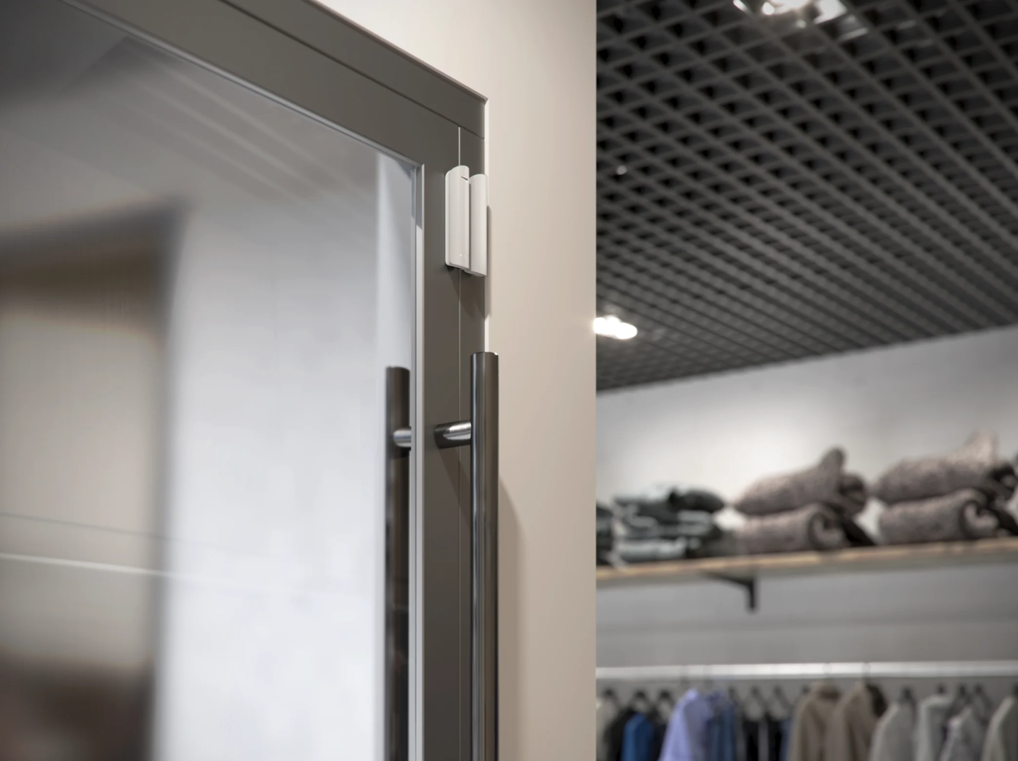 AJAX Superior DoorProtect G3 an einem Geschäftszugang