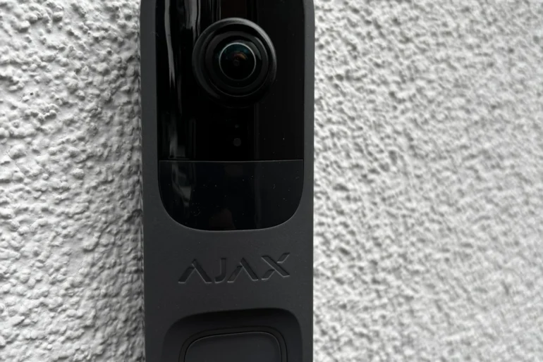 Montierte AJAX DoorBell an einer Hausfassade