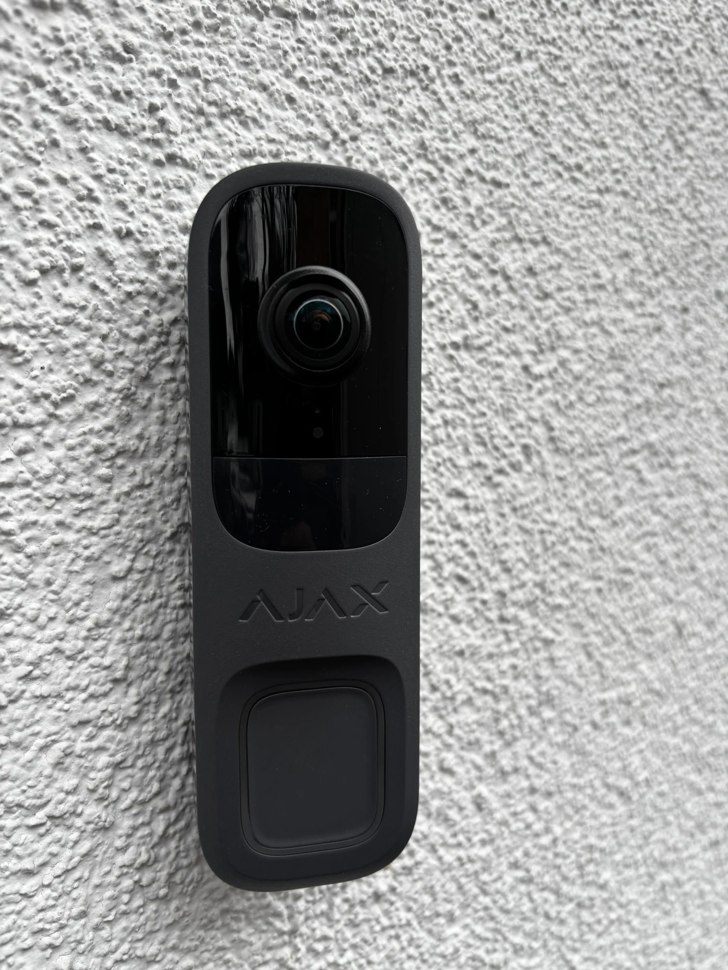 Montierte AJAX DoorBell an einer Hausfassade