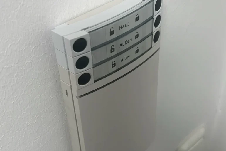 Bedienteil einer bestehenden Alarmanlage an einer Innenwand