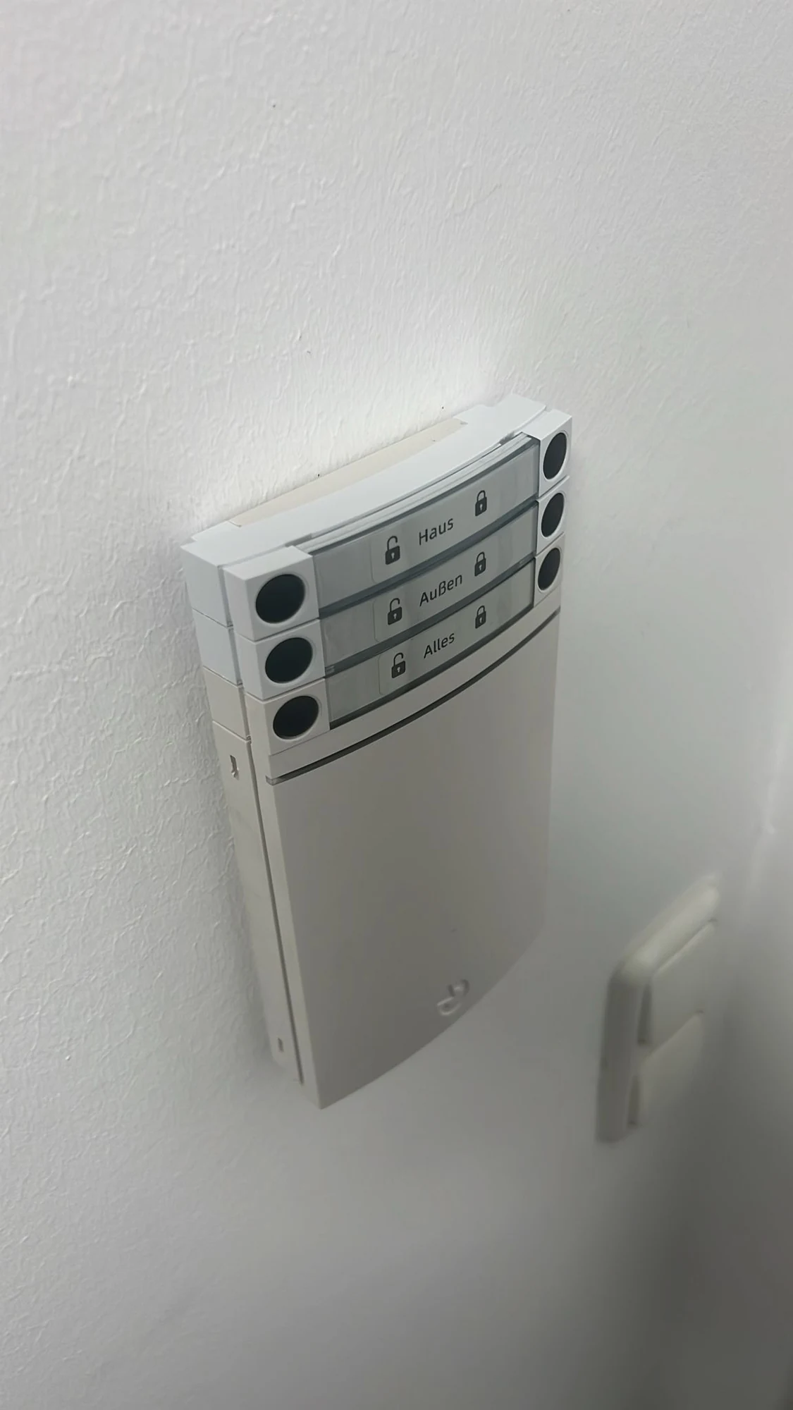 Bedienteil einer bestehenden Alarmanlage an einer Innenwand