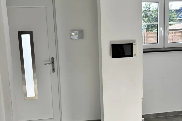 Bedienteil und Melder einer installierten Alarmanlage im Eingangsbereich eines Wohnhauses