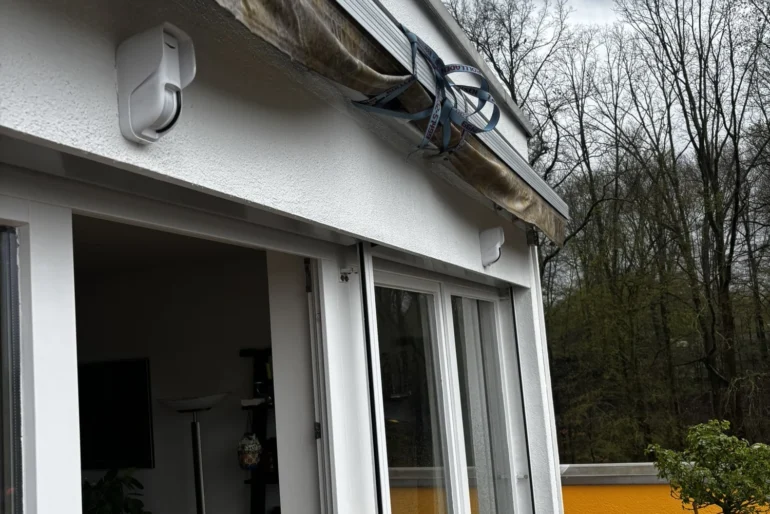 Montierte Außenkamera am Terrassenbereich eines Wohnhauses