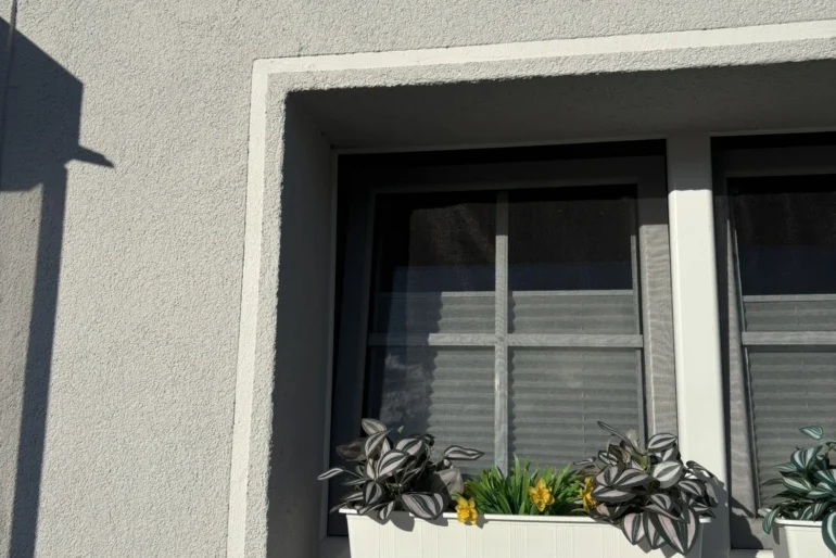 Montierte Außenkamera an der Fassade eines Wohnhauses