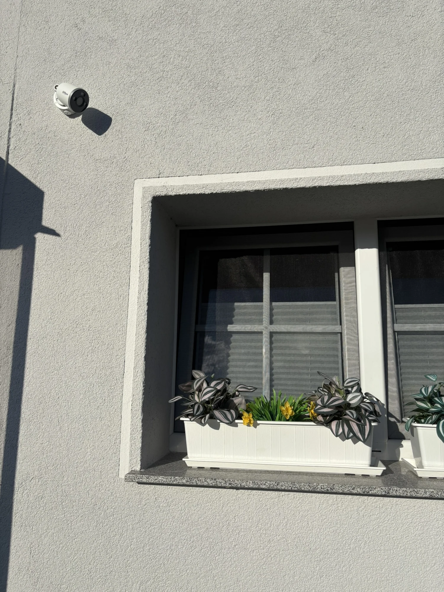 Montierte Außenkamera an der Fassade eines Wohnhauses