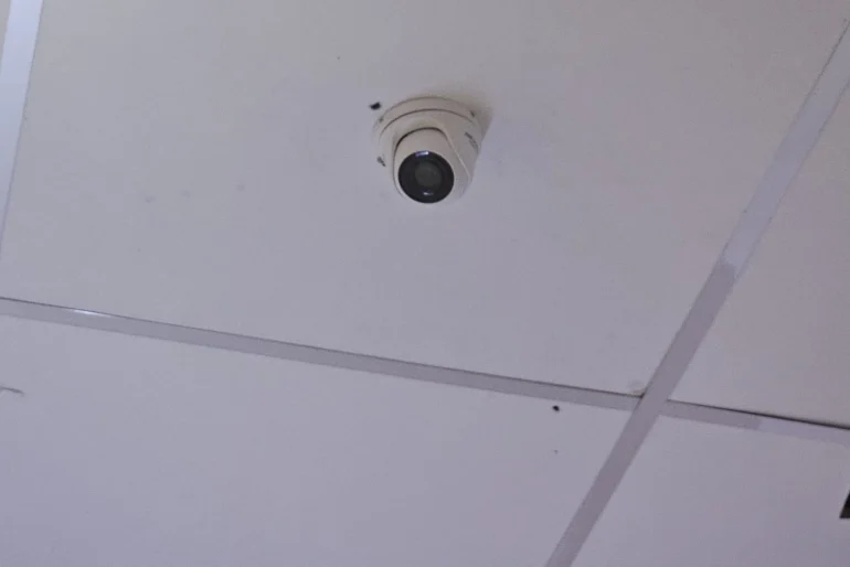 Deckenmontierte Dome-Kamera in einem Gewerberaum
