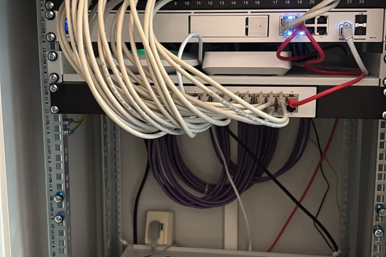 Verkabelter Netzwerkschrank für Video- und Sicherheitstechnik