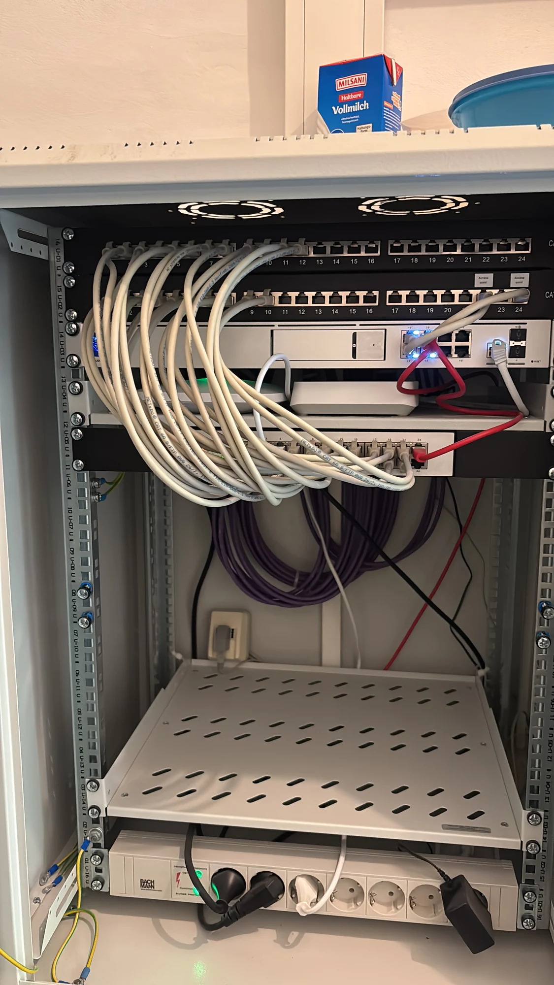Verkabelter Netzwerkschrank für Video- und Sicherheitstechnik
