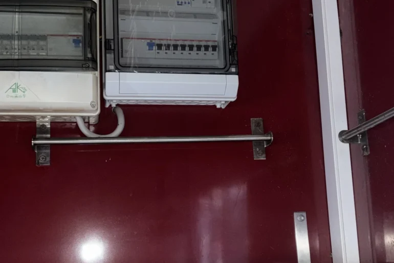 Geöffneter Technikverteiler einer Sicherheitsinstallation im Gewerbeobjekt