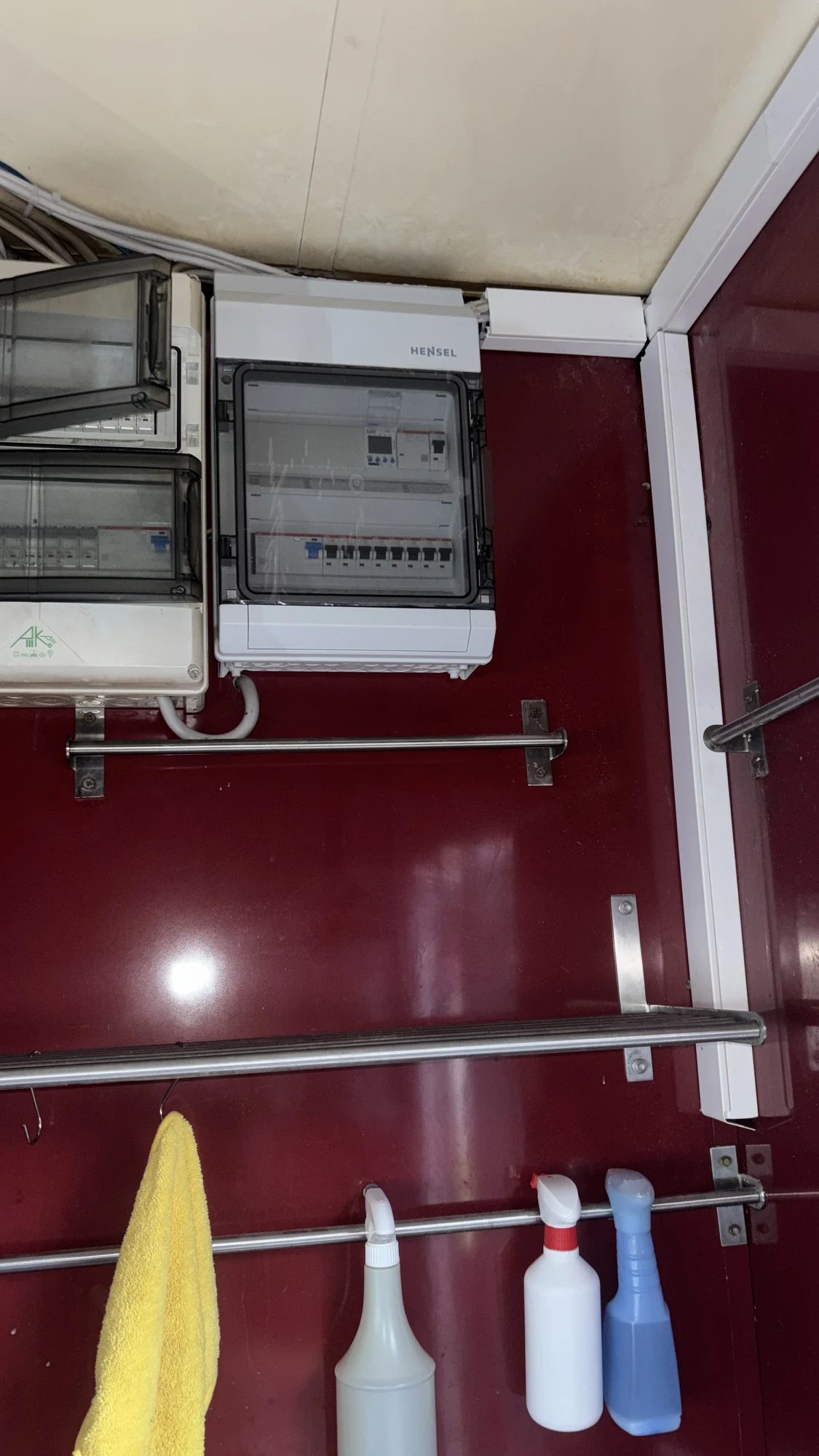 Geöffneter Technikverteiler einer Sicherheitsinstallation im Gewerbeobjekt