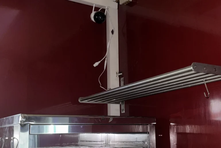 Montierte Verteilertechnik einer Sicherheitsanlage im Gewerbeobjekt