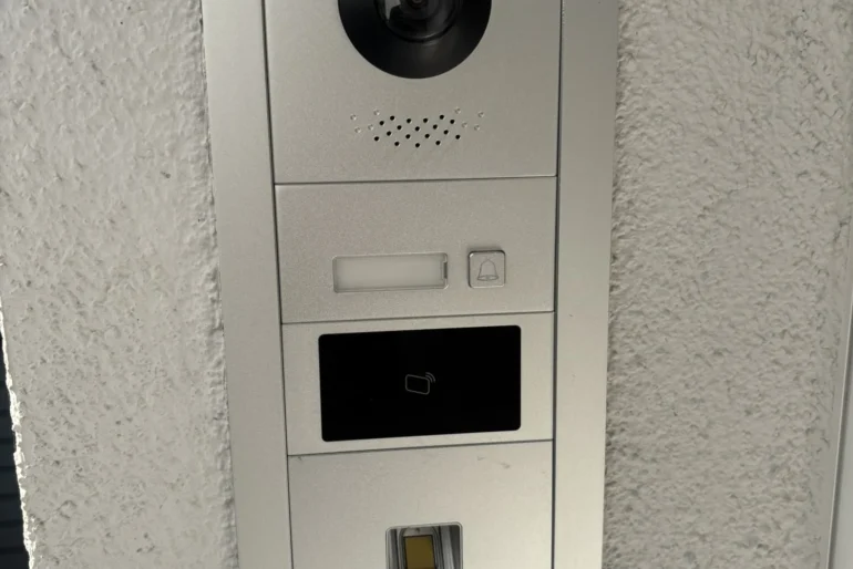 Montierte Video-Türsprechanlage neben einer Haustür