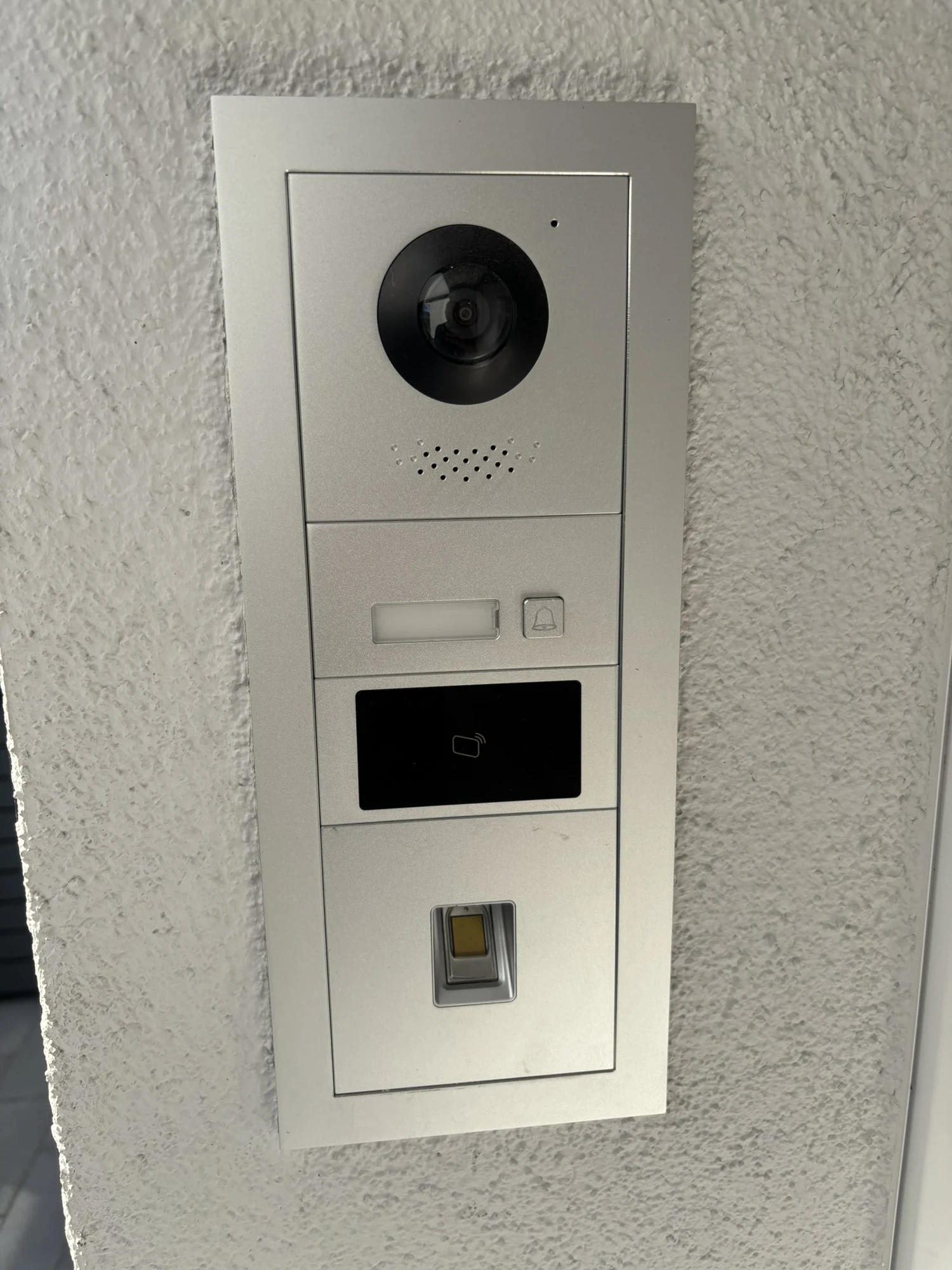 Montierte Video-Türsprechanlage neben einer Haustür