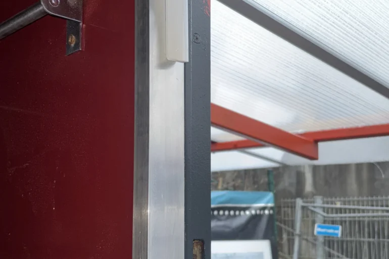 Montiertes Keypad für die Zutrittskontrolle an einem Gewerbeeingang