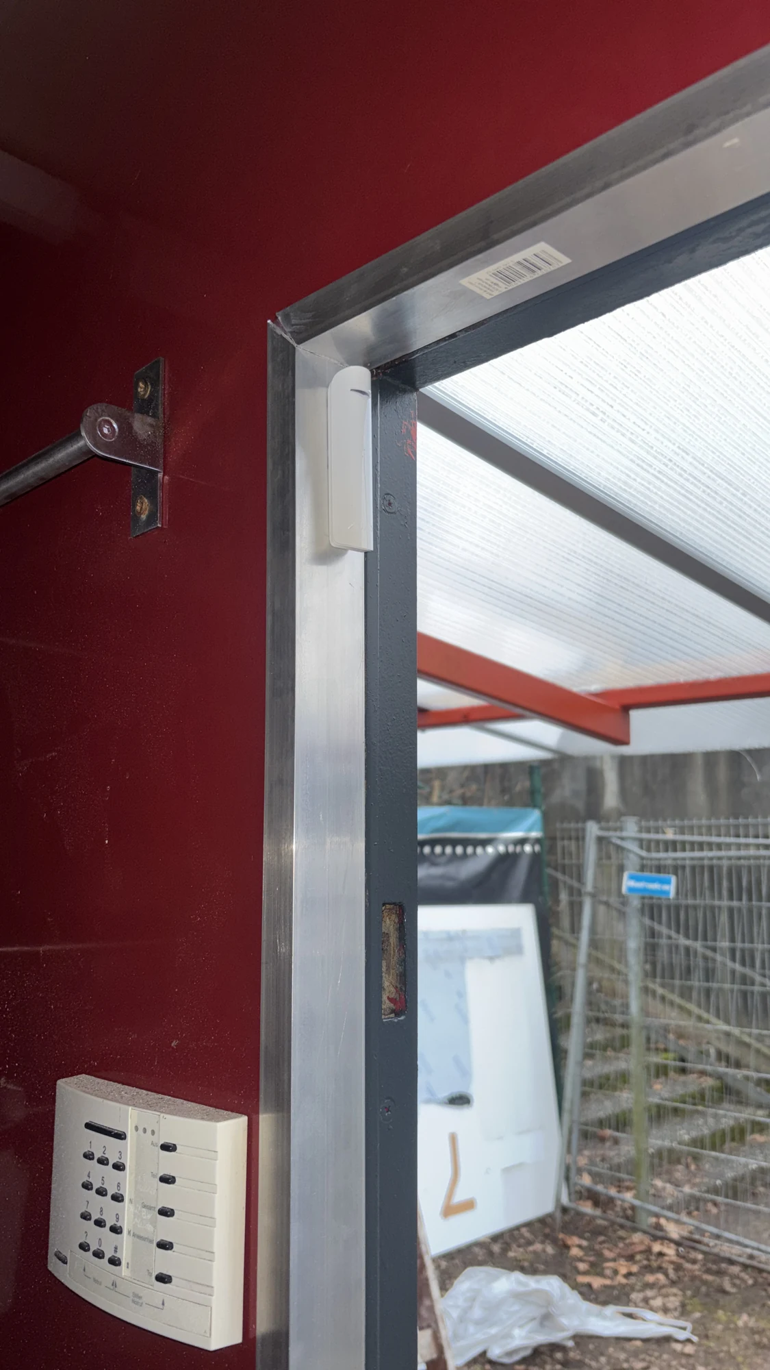 Safesmart Referenzinstallation mit Bedienteil und Türkontakt an einem Gewerbeeingang