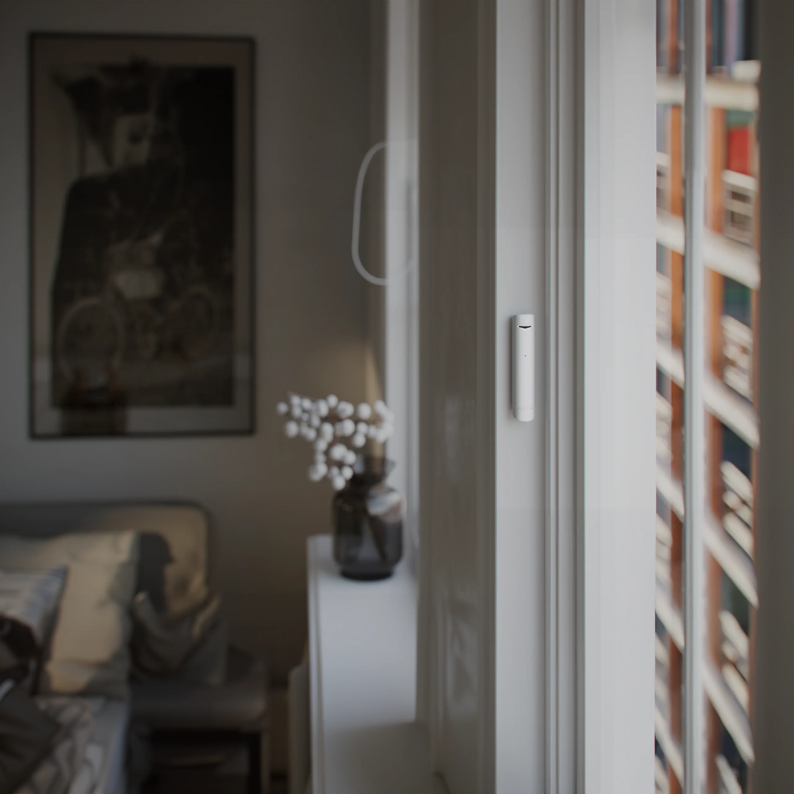 Glasbruchmelder an einem erreichbaren Wohnungsfenster