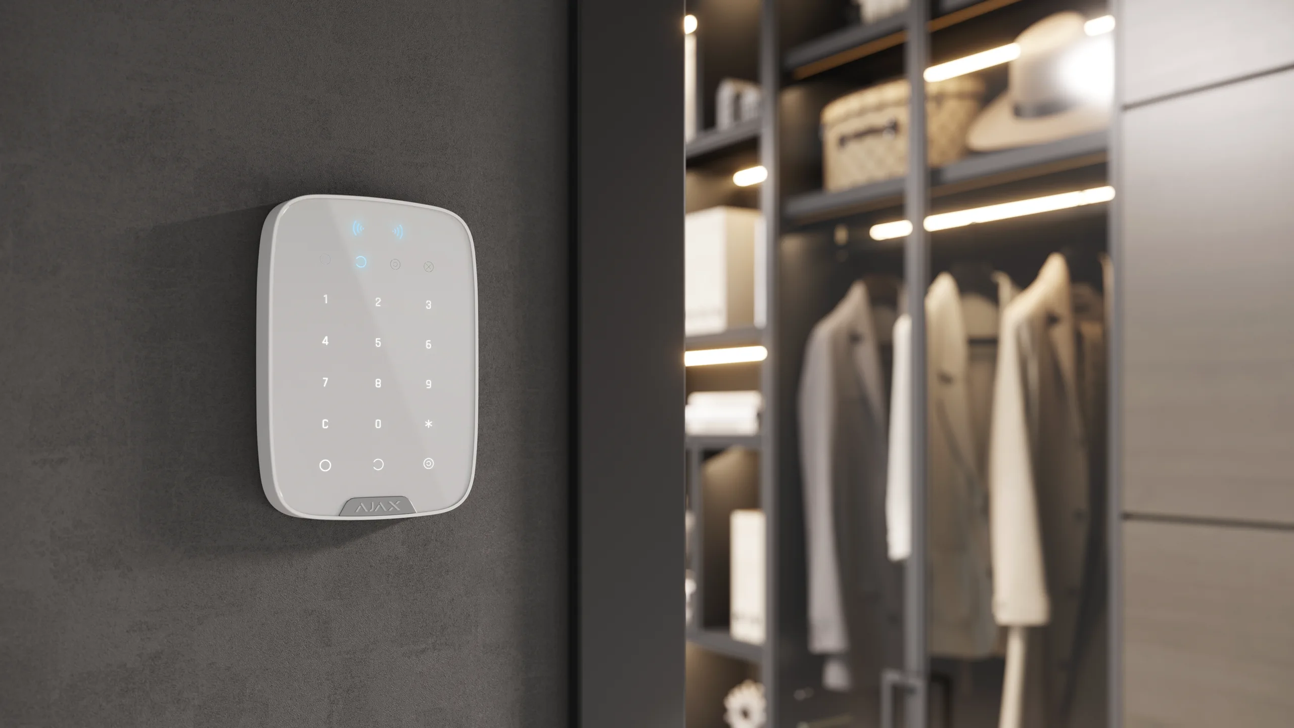 Bedienung und Berechtigungen verständlich planen Originales AJAX KeyPad Plus in einem gewerblich genutzten Innenraum